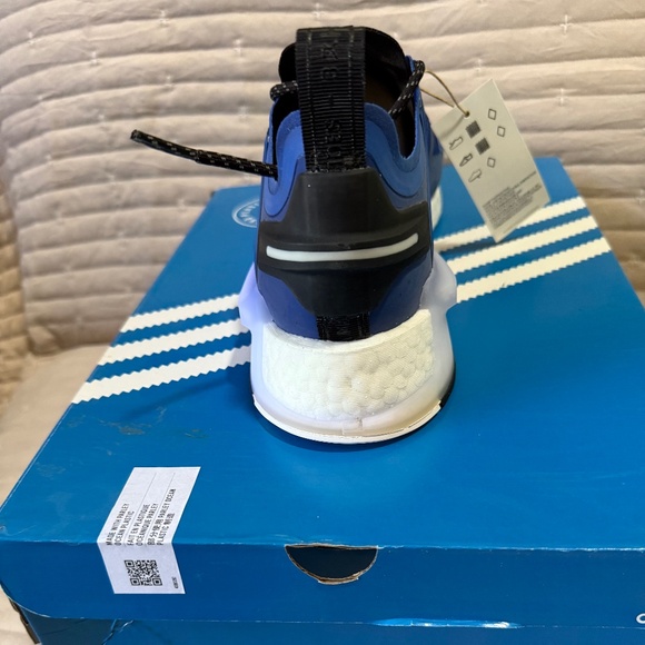 New Adidas NMD V3 Men Sneakers - Picture 3 of 3